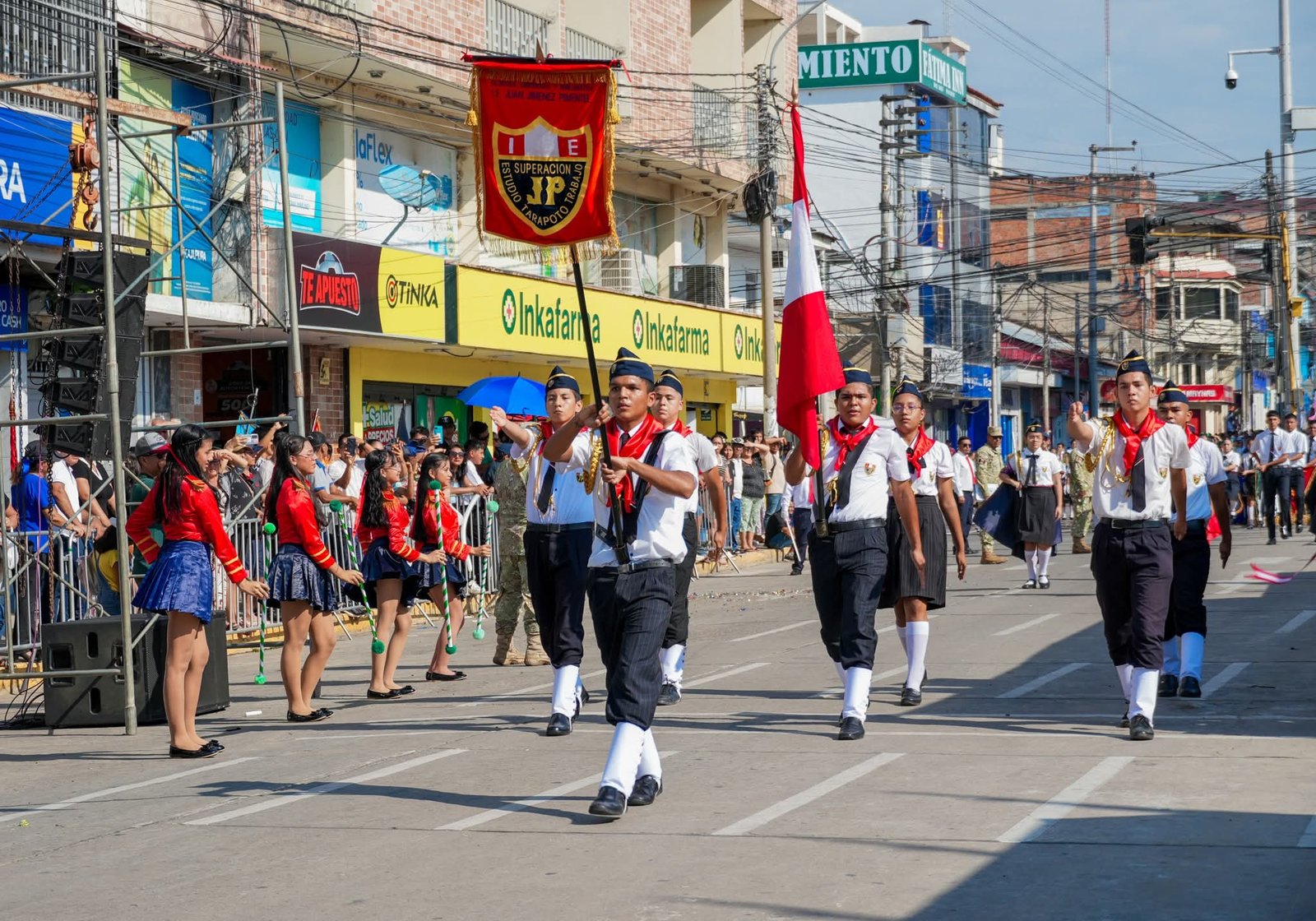 Desfile de estudiantes en la calle