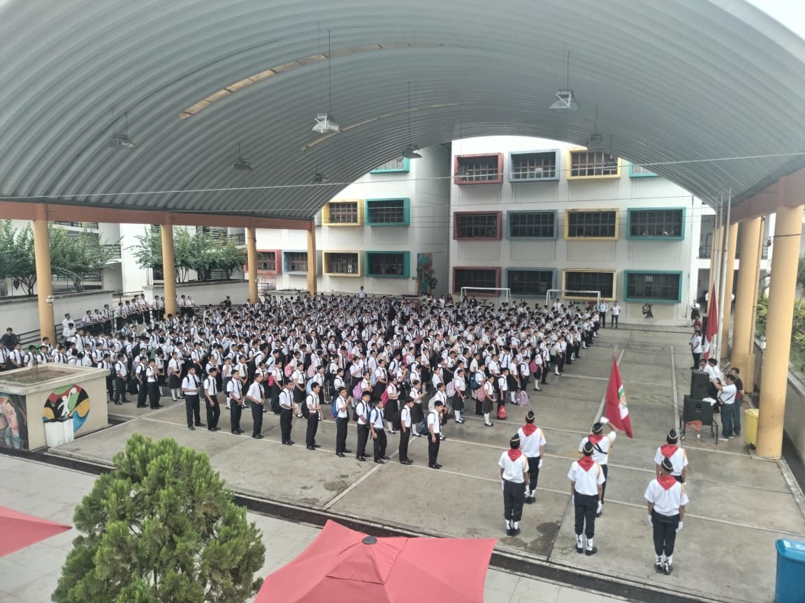 Estudiantes formados en el patio
